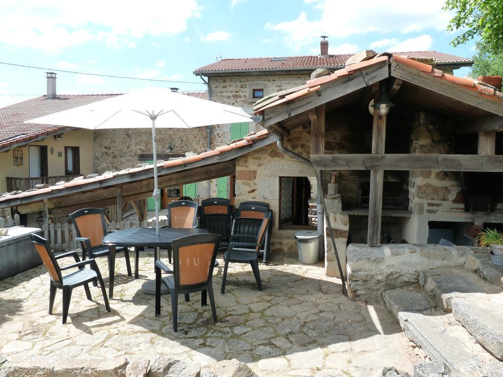 Отель Les Deux Freres Echandelys Экстерьер фото